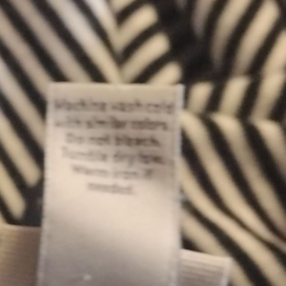 Venezia Soft Striped V-Neck with Button Accent Like New Black & White Size 22/24 - Picture 6 of 7